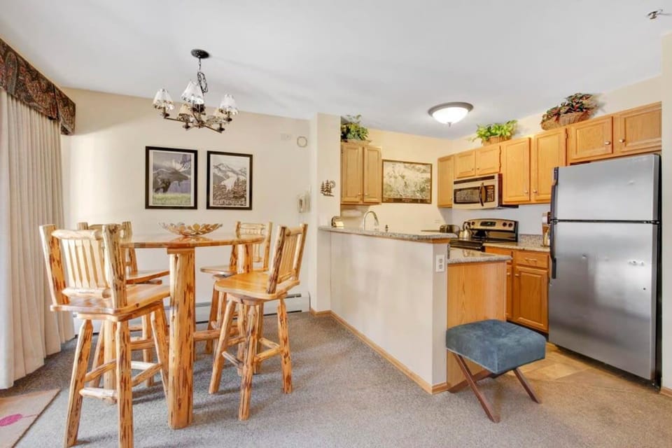Heart of Breck Studio Hot tub Pool and Parking Apartment in Breckenridge