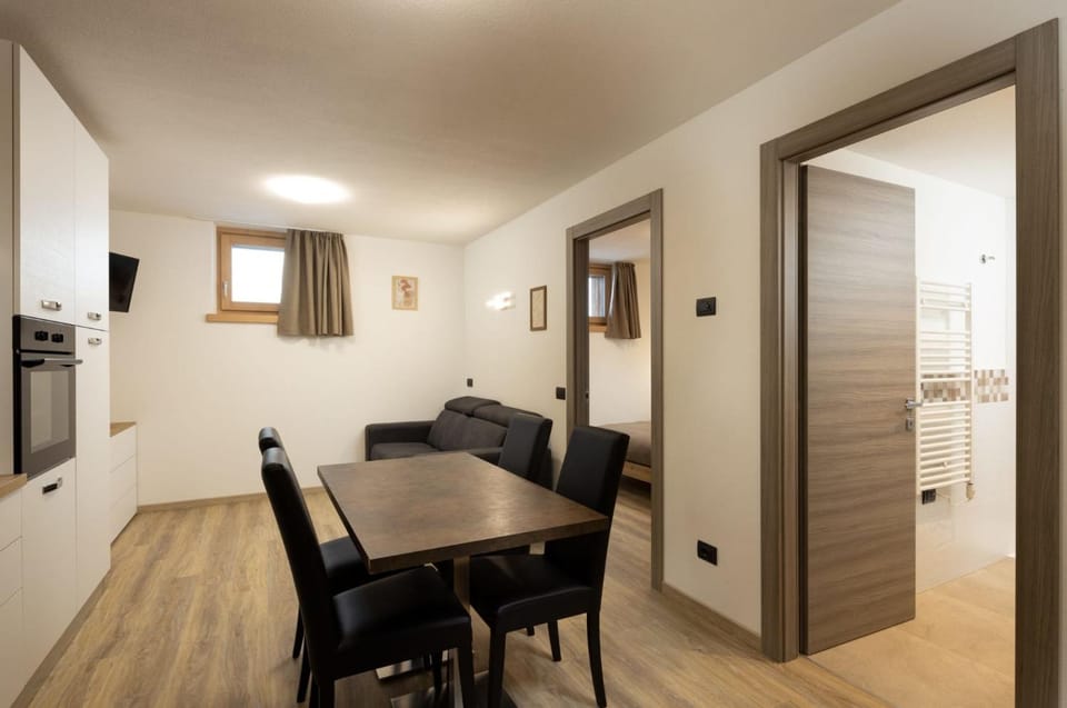 Kitchen or kitchenette, Seating area