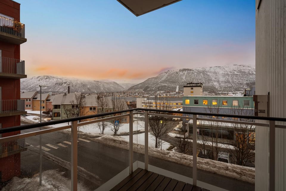 Property building, Nearby landmark, Day, Natural landscape, Winter, View (from property/room), Balcony/Terrace, Mountain view