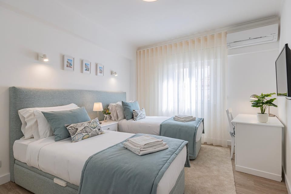 Bed, TV and multimedia, Bedroom, towels, air conditioner