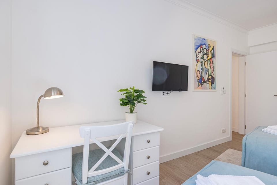 Bed, TV and multimedia, Bedroom