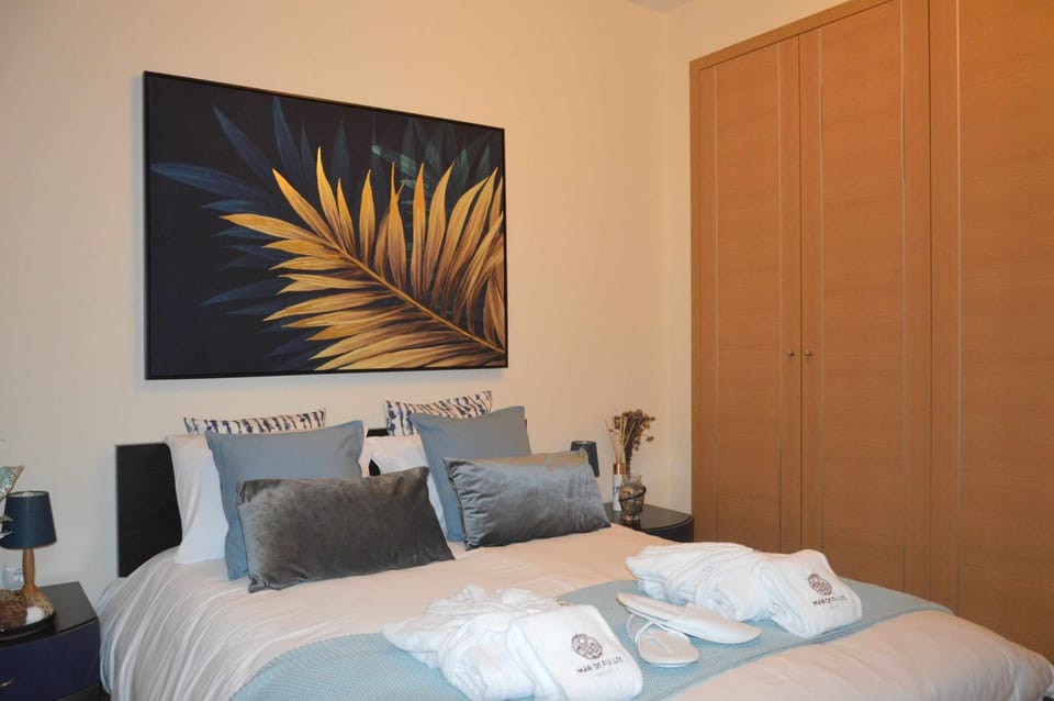 Bed, Bedroom, towels, wardrobe