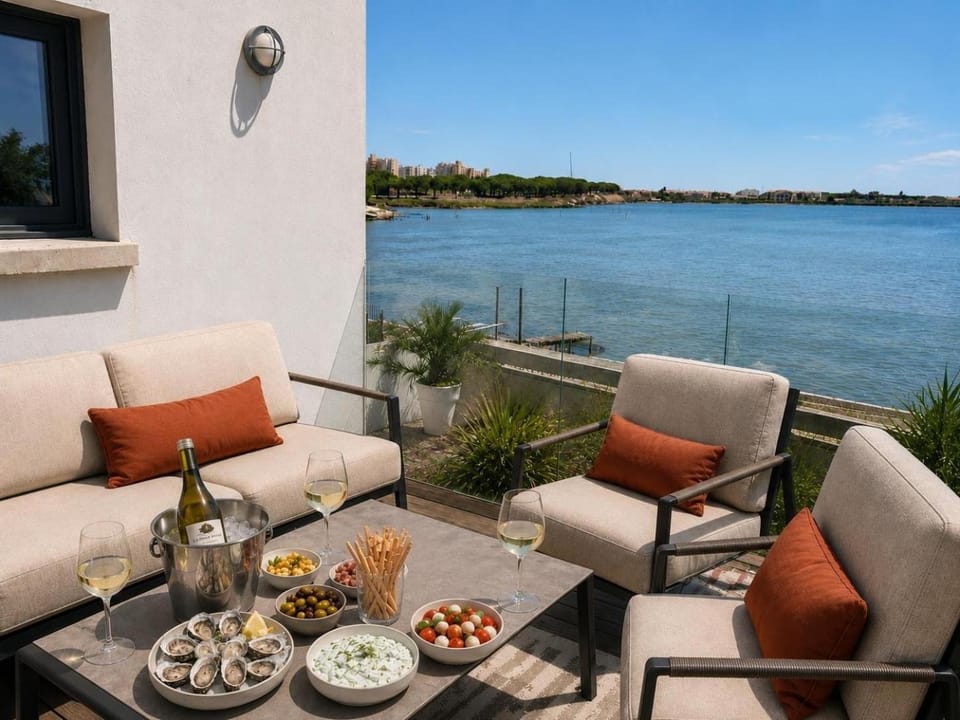Design villa with panoramic pond view and jacuzzi Villa in Mauguio