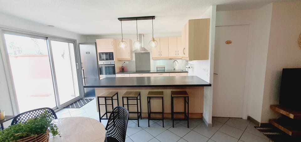 Dining area, minibar, pet friendly, stove