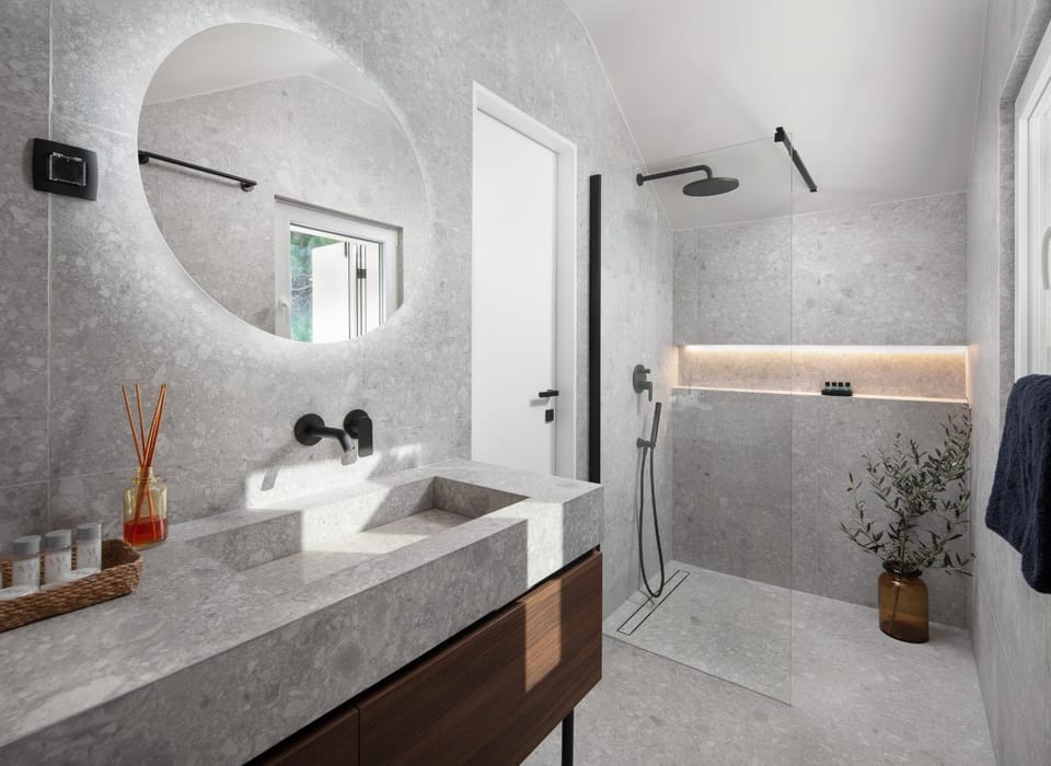 Shower, Property building, Bathroom, towels
