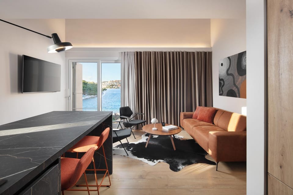 TV and multimedia, View (from property/room), Living room, Seating area, Dining area, City view, Garden view, Sea view, Sea view, Quiet street view