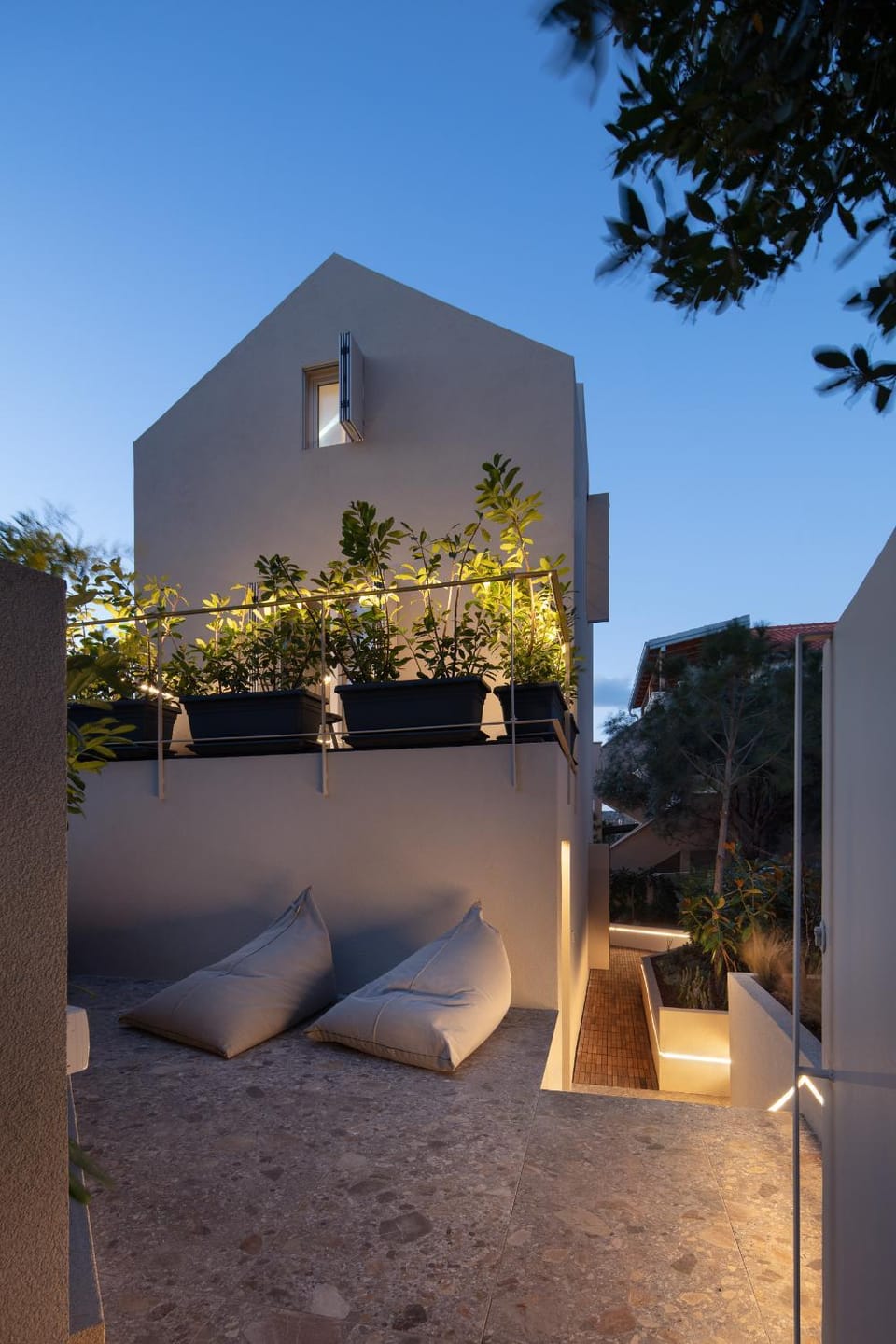 Property building, Patio, Facade/entrance, Garden, Garden, Balcony/Terrace, Seating area, Garden view, Sunset, Inner courtyard view