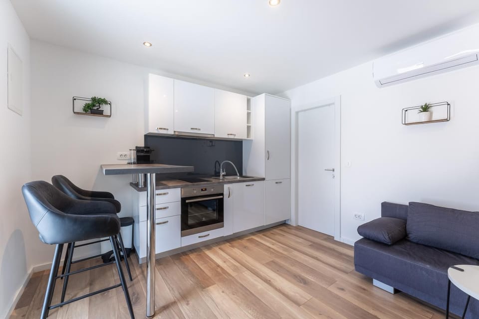 Kitchen or kitchenette, Living room, Seating area, Dining area, pet friendly, stove