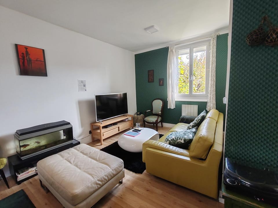 Communal lounge/ TV room, TV and multimedia, Living room, Seating area