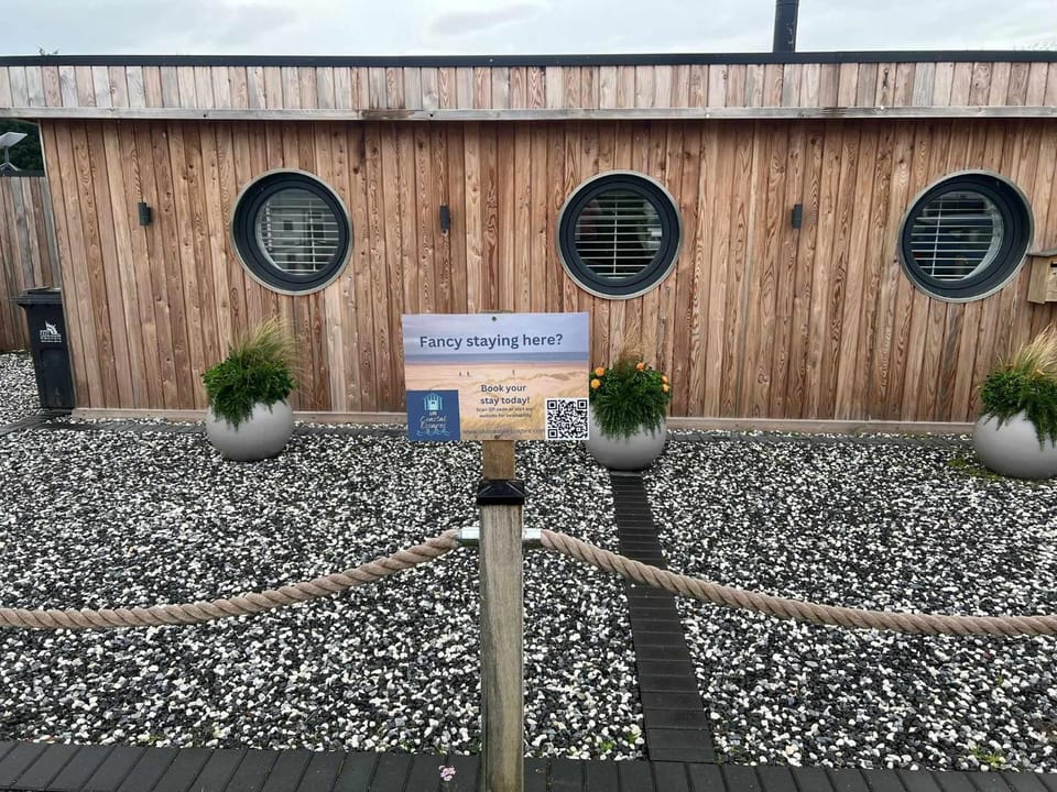 Humberston Boathouse Lodge & Hot Tub - Cleethorpes Beach Cabin Chalet Cabin in Humberston