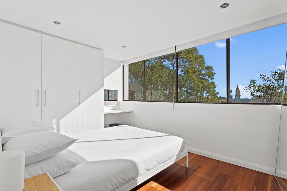 Prime Location 2-Bed Apartment with Parking Apartment in Sydney