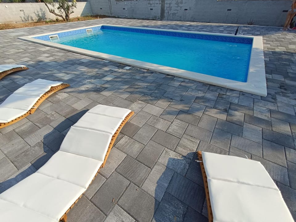 Swimming pool, sunbed