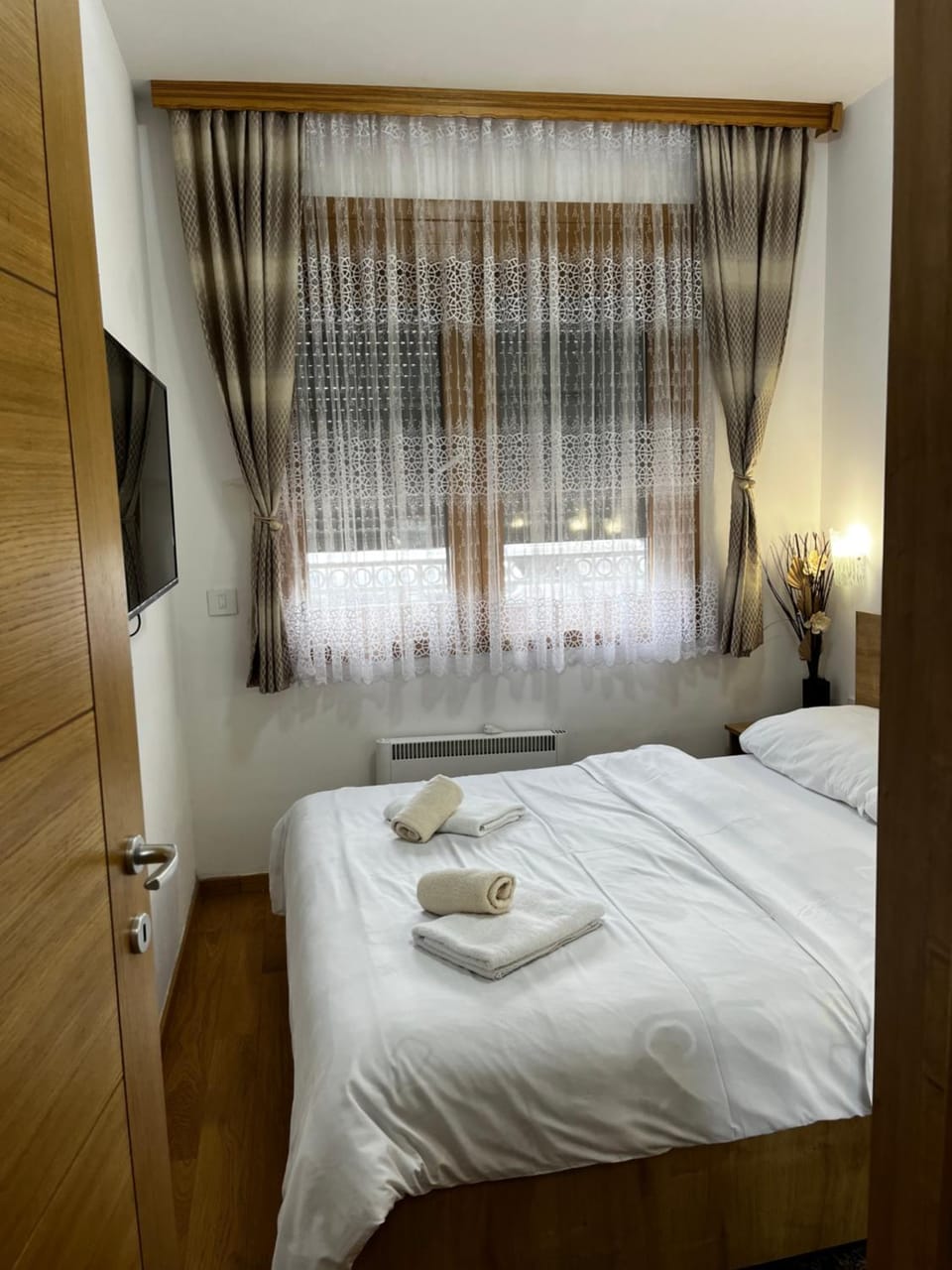 Bed, TV and multimedia, Photo of the whole room, Bedroom, towels