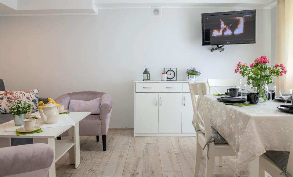 TV and multimedia, Coffee/tea facilities, Seating area, Dining area