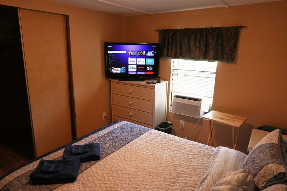 Communal lounge/ TV room, Bed, TV and multimedia, Living room, Bedroom