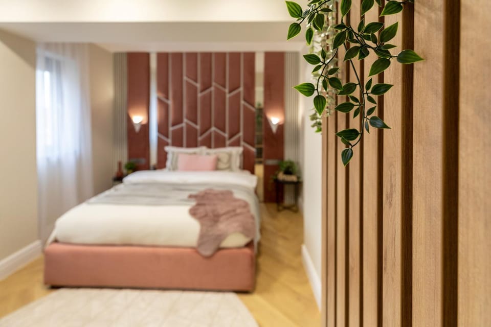 Stylish Ruby 1BR Apartment - Old Town Urban Oasis Apartment in Bucharest