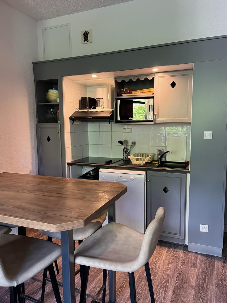 Kitchen or kitchenette, Dining area, minibar, stove, toaster