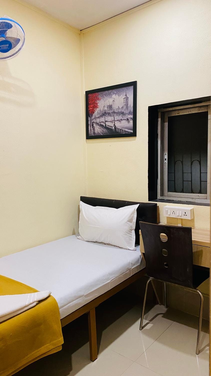 Bed, Photo of the whole room, Seating area, Bedroom