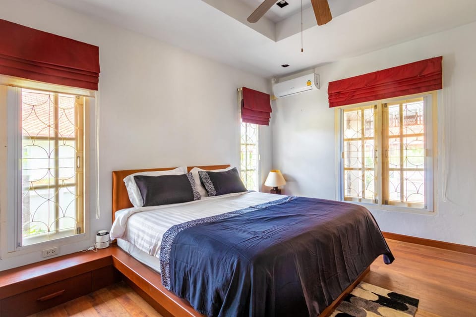 Bed, Photo of the whole room, Bedroom