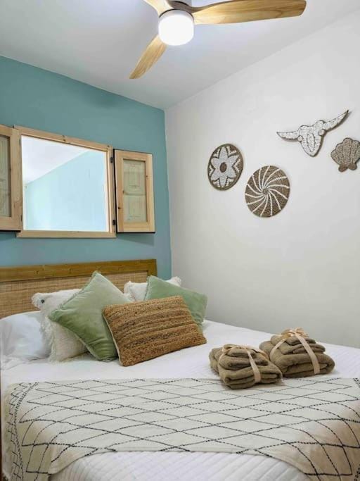 Photo of the whole room, Bedroom, fireplace, towels