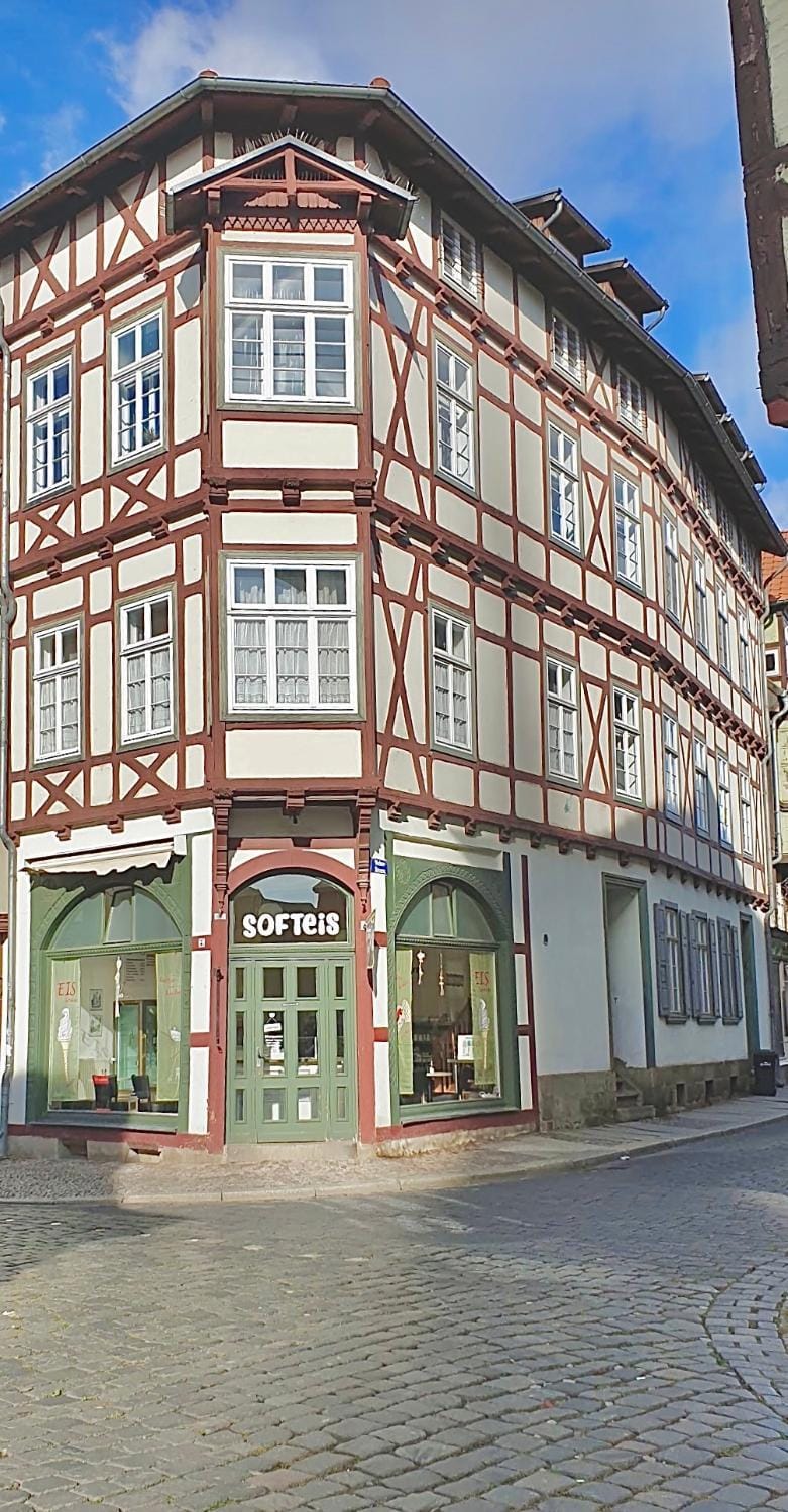 Property building, Day, Location