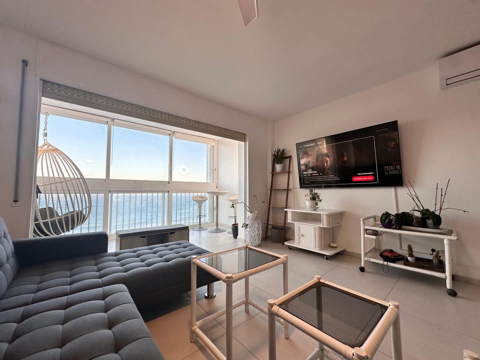 Communal lounge/ TV room, TV and multimedia, Living room, Seating area, Dining area, Sea view, Sunrise, air conditioner