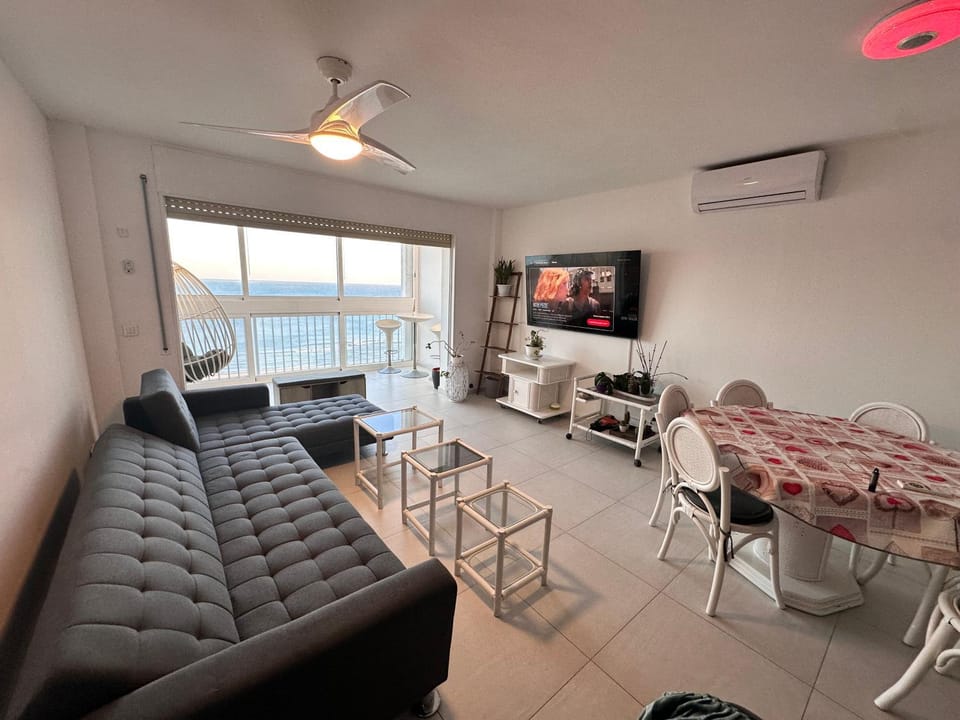 Communal lounge/ TV room, Natural landscape, TV and multimedia, Living room, Seating area, Dining area, Sea view, air conditioner