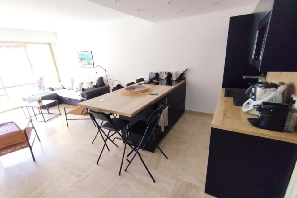 Kitchen or kitchenette, Dining area, minibar