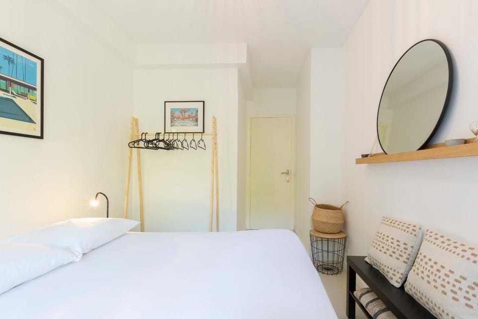 Photo of the whole room, Bedroom, wardrobe