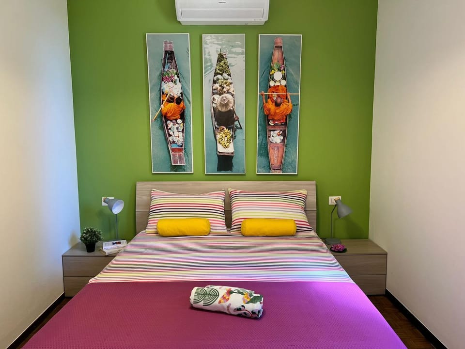 Bed, Photo of the whole room, Bedroom, towels
