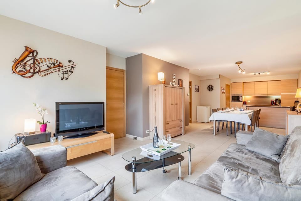 TV and multimedia, Kitchen or kitchenette, Living room, Seating area, Dining area