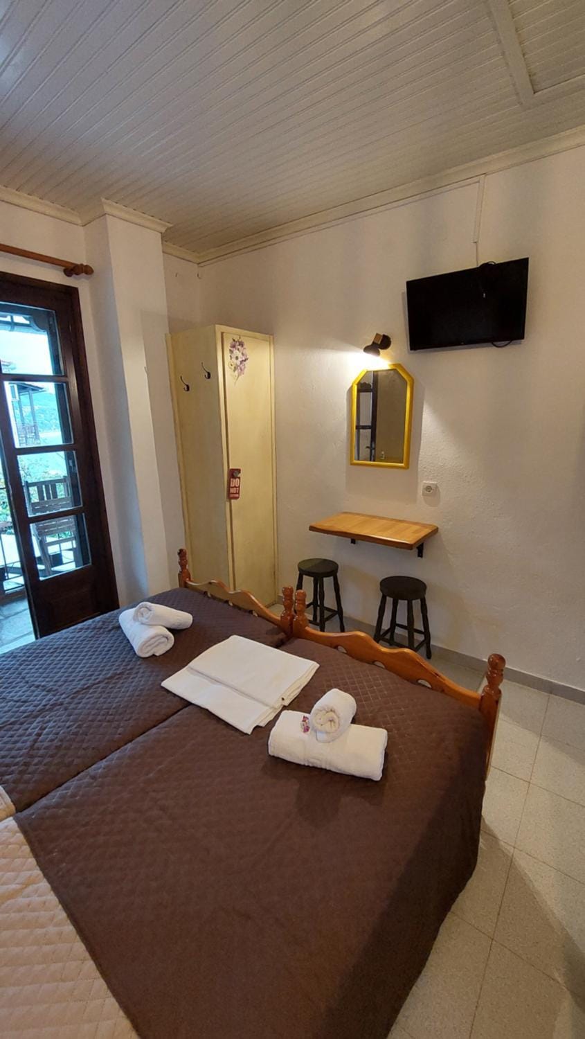 Bed, TV and multimedia, Photo of the whole room, Bedroom, towels, wardrobe