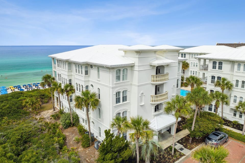 Property building, Facade/entrance, People, People, People, Natural landscape, Beach, Guests, Guests, Guests, Sea view, children, children, children, young children, young children, young children, older children, older children, older children, group of guests, group of guests, group of guests, Family, Family, Family