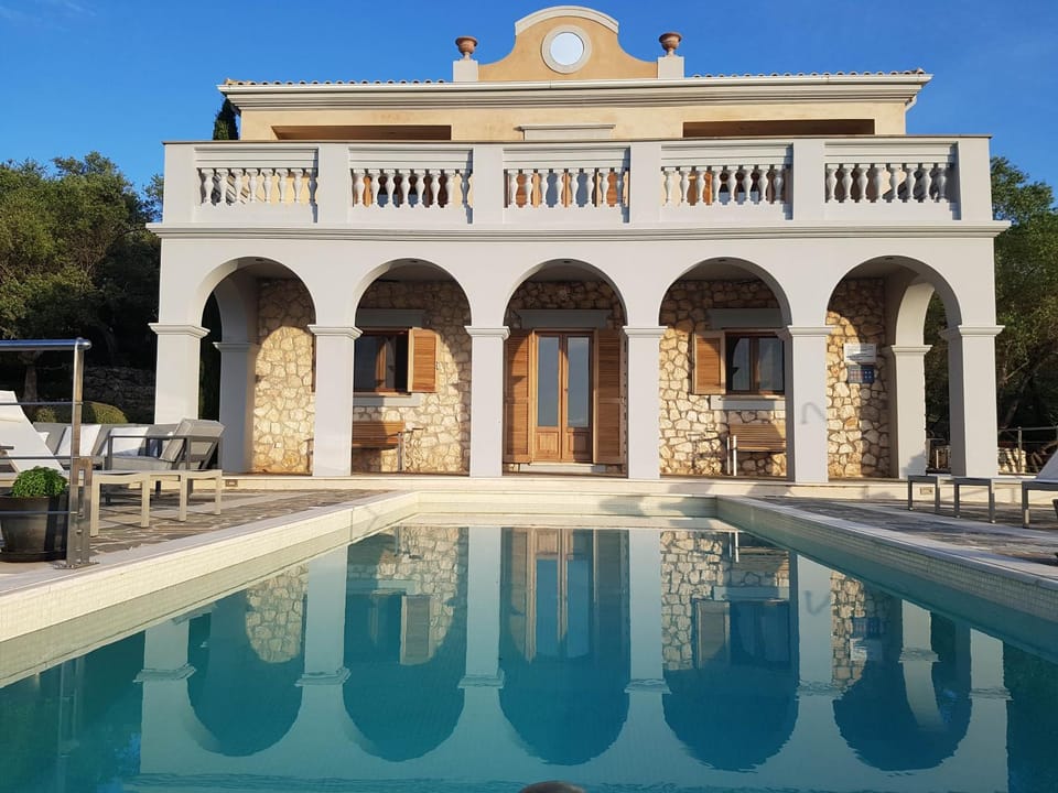 Property building, Patio, Day, Pool view, Swimming pool, Swimming pool, sunbed