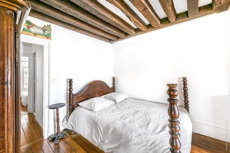 Ile Saint Louis - Quai d'Orleans 2bdr by B'Your Home Apartment in Paris