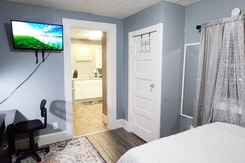 Entire Studio Apartment #2/Minutes to Downtown Indianapolis Apartment in Indianapolis