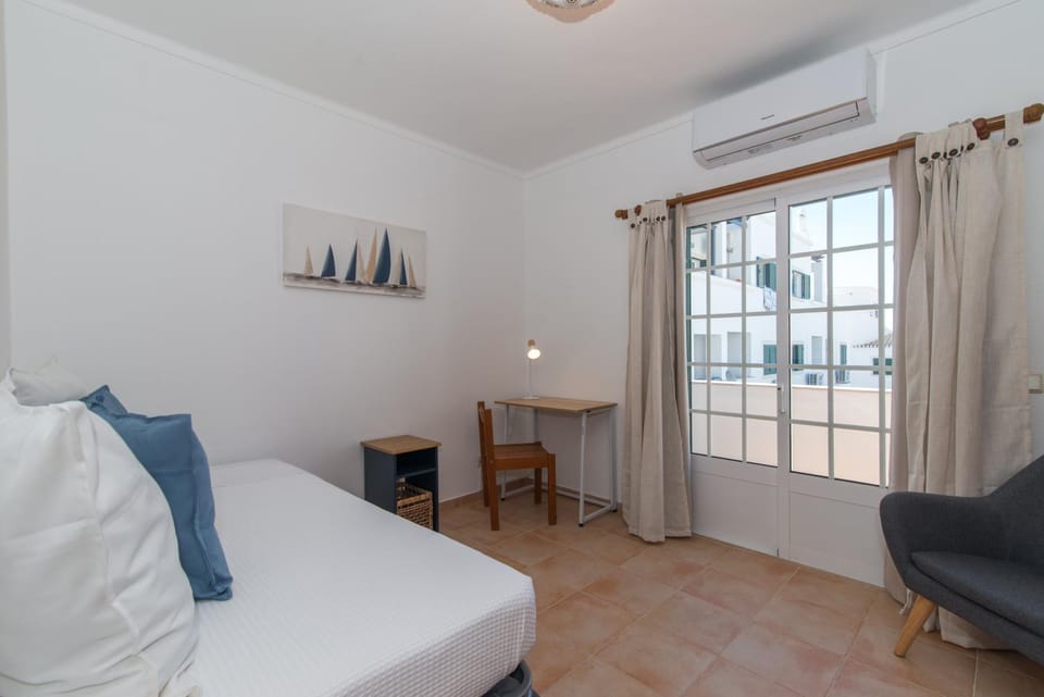Bed, Seating area, Bedroom