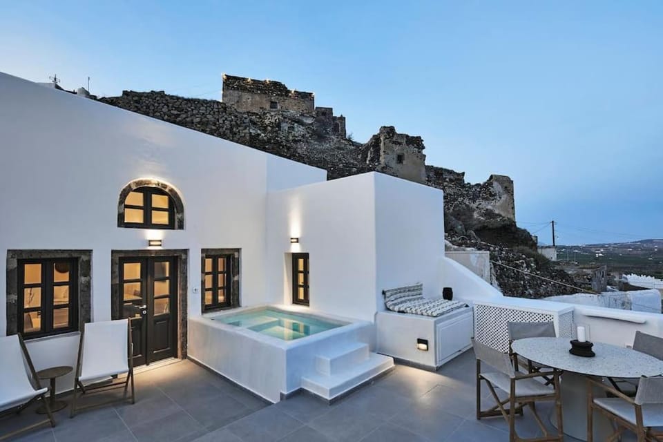 Patio, Day, Natural landscape, Hot Tub, Balcony/Terrace, Seating area, Mountain view