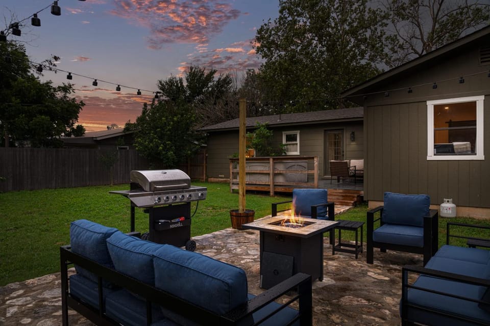The Olive Branch - Hot Tub & Walk to Main House in Fredericksburg