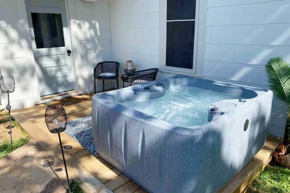 The Birdhouse - Hot Tub Pool & Fire Pit House in Fredericksburg