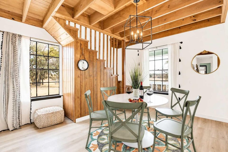 Sunday Circle - Hot Tub & Hill Country Wine Trail House in Fredericksburg