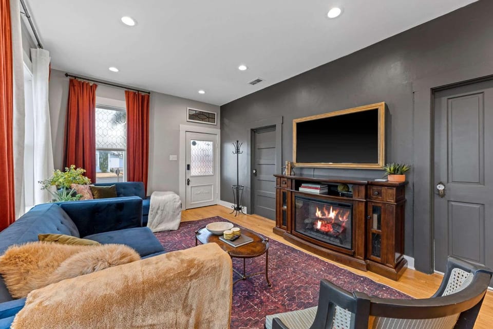 Hello Bungalow - Hot Tub Fire Pit 1 BLK to Main House in Fredericksburg