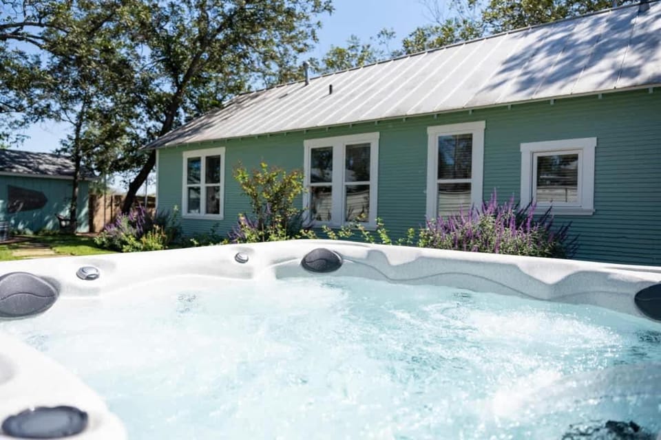 Hello Bungalow - Hot Tub Fire Pit 1 BLK to Main House in Fredericksburg