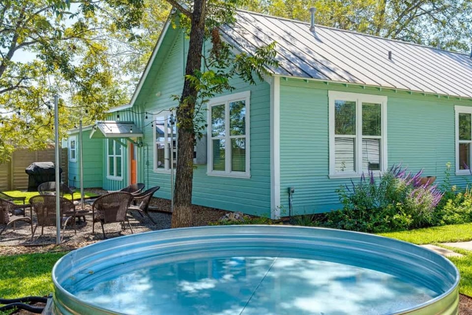 Hello Bungalow - Hot Tub Fire Pit 1 BLK to Main House in Fredericksburg