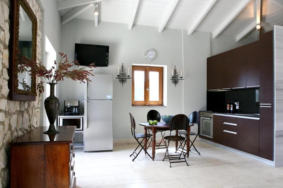 Living room, Dining area, pet friendly, stove