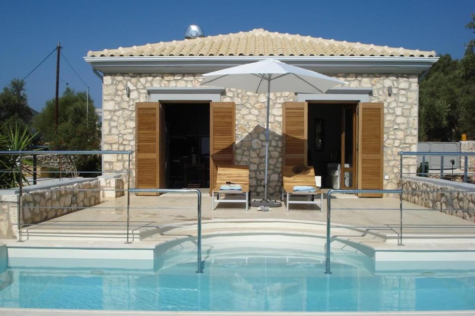 Property building, Patio, Day, Pool view, Swimming pool, sunbed