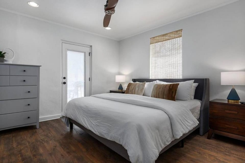 Haus on the Hill - Hot Tub & 1 Mile From Main St House in Fredericksburg
