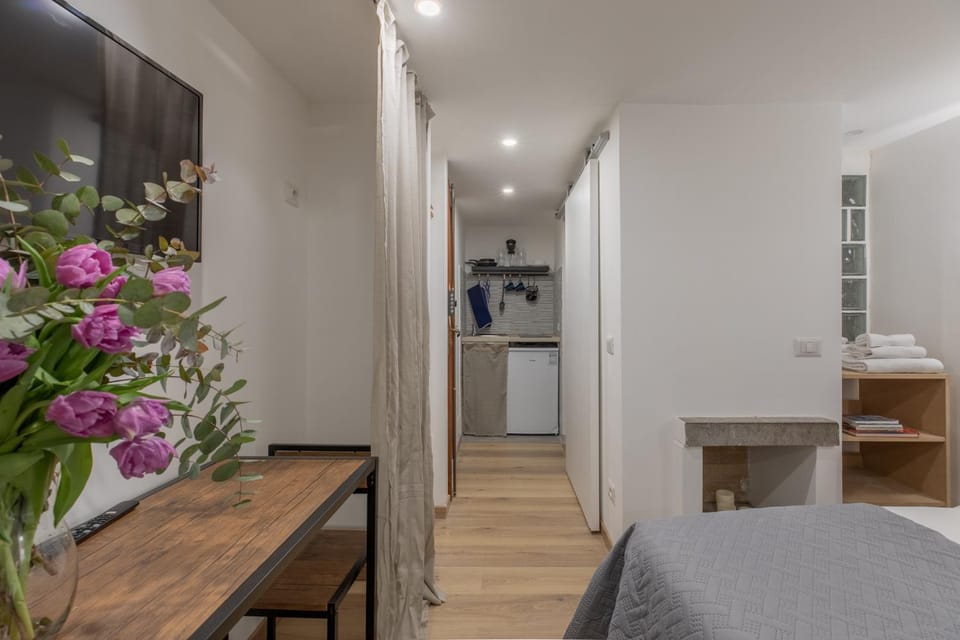 Bed, Kitchen or kitchenette