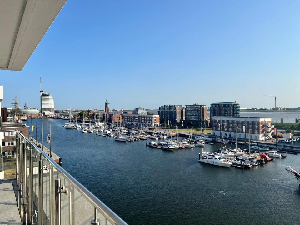 Nearby landmark, Day, Natural landscape, View (from property/room), Balcony/Terrace, City view, Lake view, River view, Sea view