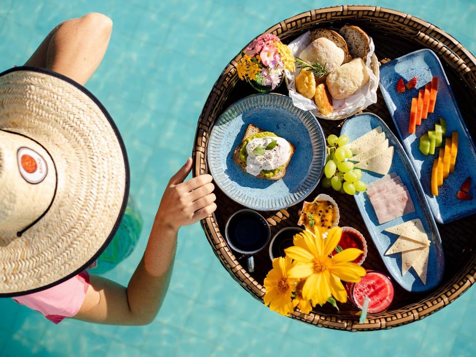 Swimming pool, Breakfast